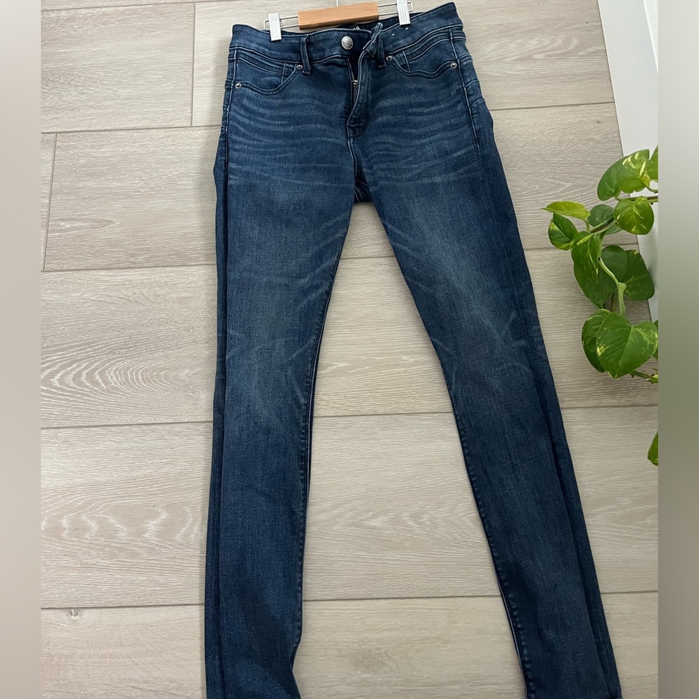 Express Perfect Lift denim with pocket and seams designed for flattering back